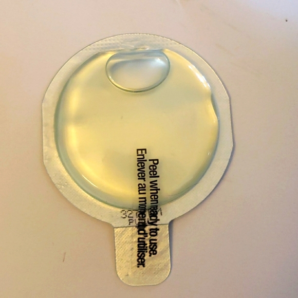 Bath & Body Works Stamped Gold Flower Car Fragrance Clip w/Tis the Season Refill - Picture 4 of 4